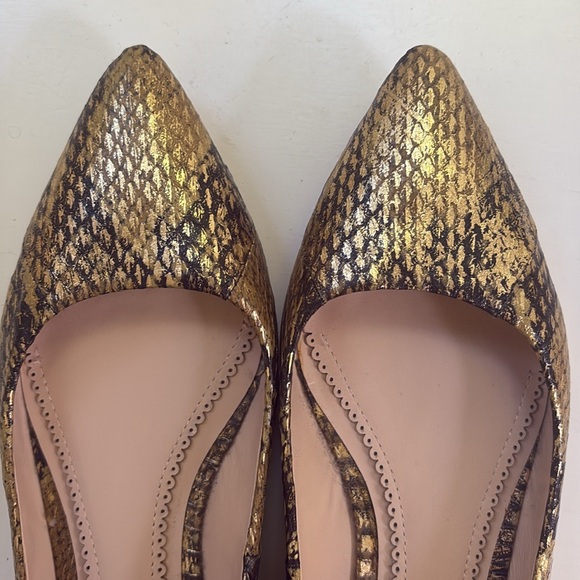 Pour La Victoire Shoes - NWOT Pour La Victoire Gold Snakeskin Women's Flats, Sz 8